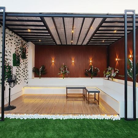 Отель Enchanted The Roof Rekha, With Private Trace Garden Нью-Дели Экстерьер фото